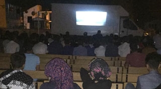 Güroymak’lı öğretmenden mahalleliye sinema keyfi