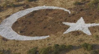 Güroymak Manzığ Dağı'ndaki ay yıldız boyandı
