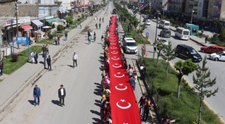 Güroymak’ta 400 metrelik Türk Bayrağı ile yürüyüş yapıldı