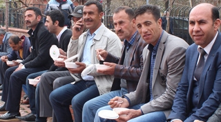 Güroymak'ta aşure dağıtıldı