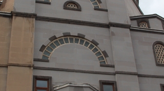 Güroymak’ta caminin kirlenen dış cephe duvarı temizlendi