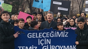 Güroymak’ta Çevre Temizliği Farkındalık Yürüyüşü Düzenlendi