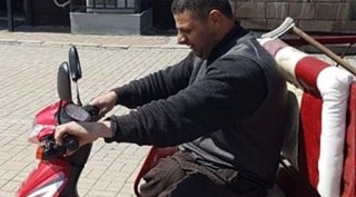 Güroymak'ta engelli boyacıya akülü araba verildi