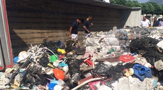 Güroymak'ta geri dönüşüm malzemesi yüklü tır devrildi