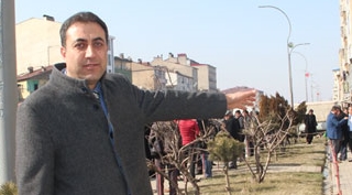 Güroymak’ta güzel havada sohbet ederek çay içmenin keyfini yaşıyorlar