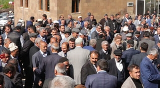 Güroymak’ta husumetli iki aile barıştırıldı