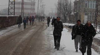 Güroymak'ta kar etkisini sürdürüyor