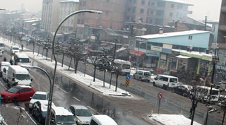 Güroymak’ta kar yağışı etkisini sürdürüyor