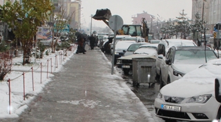 Güroymak'ta kar yağışı hayatı olumsuz etkiledi
