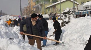 Güroymak’ta karla mücadele geceli-gündüzlü devam ediyor