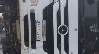 Güroymak'ta kömür yüklü Tır devrildi 1 kişi yaralı