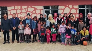 Güroymak'ta köy okulu öğrencilerine kırtasiye yardımı