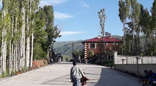 Güroymak’ta mahalle yollarına parkeleme çalışmaları