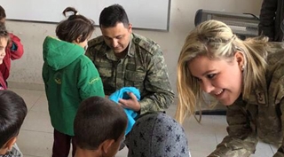 Güroymak'ta Mehmetçik’ten öğrencilere kıyafet yardımı