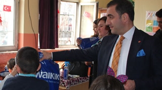 Güroymak'ta öğrencilere giyim yardımı yapıldı