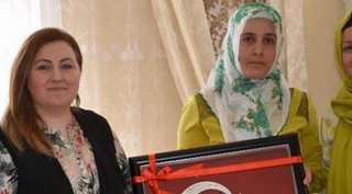 Güroymak'ta şehit ailelerine Türk Bayrağı tablosu hediye edildi