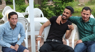 Güroymak'ta serinlemek için şelale parkta zaman geçiriyorlar