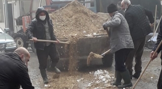 Güroymak'ta tahrip olan yollar onarılıyor