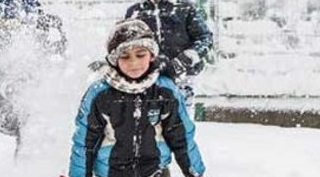 Güroymak'ta yoğun kar yağışı nedeniyle okullar tatil edildi