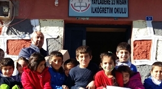 Güroymak’taki köy okulu öğrencilerine kırtasiye desteği