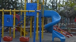 Güroymak'taki Polis Lojmanı Bahçesinin Bakımı Yapıldı