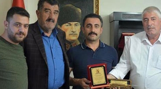Köy muhtarından Kaymakam Alibeyoğlu’na plaket