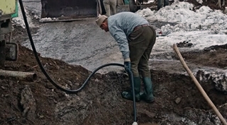 Köyün donan su borusunu onarmak için seferber oldular