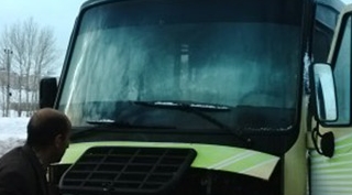 Nur tekstil'e ait servis aracı seyir halindeyken alev aldı