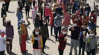 Özkavak köy okulunda geri dönüştürülmüş saksılarda tohum ekimi