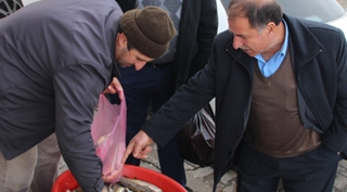 Tatlı sularda tutulan kaya balıkları Güroymak ilçesinde ilgi görüyor