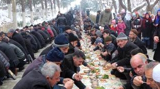 Zilan Şeyhi için 2 kilometrelik sofra kuruldu