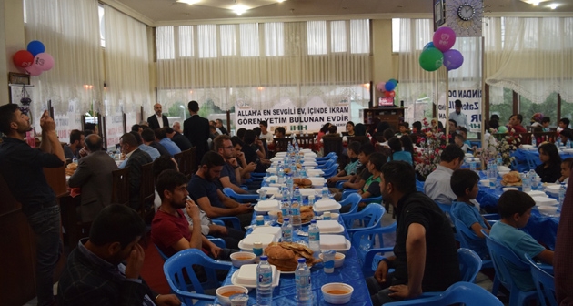 Bitlis İHH’dan Güroymak’ta iftar yemeği ve yetim giydirme programı