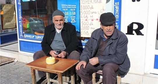 Bölgede soğuk ve karlı hava etkili olurken, Güroymak ilçesinde yazdan kalma günler yaşanıyor. 