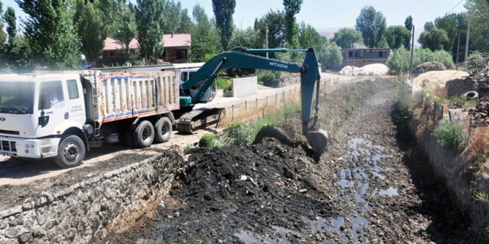 Günkırı Beldesinde dere temizlik çalışması yapıldı
