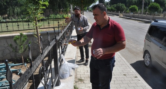 Günkırı Belediyesi, beldedeki anayolların kenar duvarlarını renklendiriyor