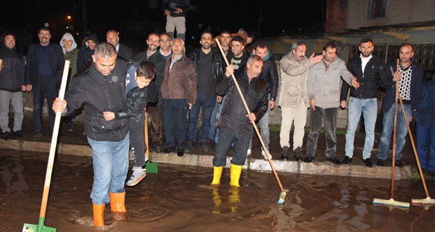 Güroymak’a bağlı Gölbaşı Beldesinde sağanak yağış sele neden oldu