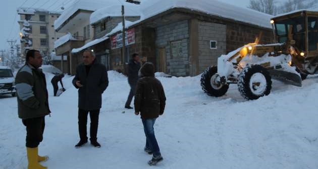 Güroymak Belediyesi'nin karla mücadele çalışmaları sürüyor