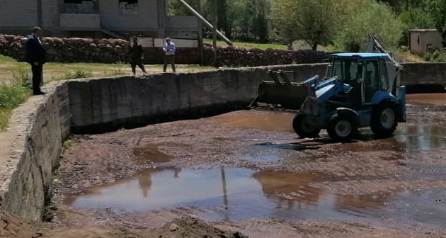 Güroymak Gölbaşı Belde Belediyesi sulama kanallarını temizledi