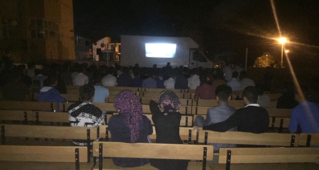 Güroymak’lı öğretmenden mahalleliye sinema keyfi