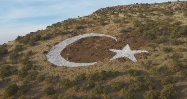 Güroymak Manzığ Dağı'ndaki ay yıldız boyandı