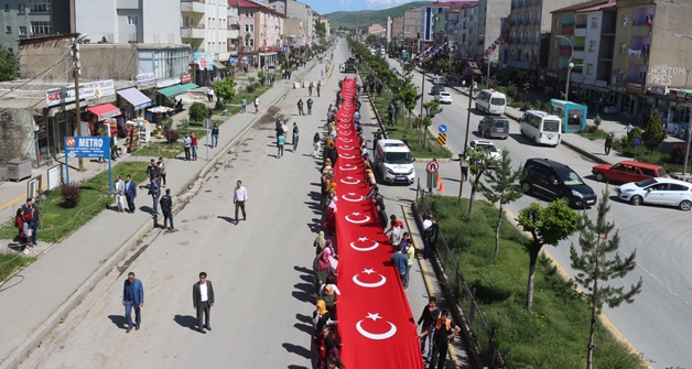 Güroymak’ta 400 metrelik Türk Bayrağı ile yürüyüş yapıldı