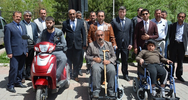 Güroymak’ta engelli vatandaşlara engelli aracı hediye edildi