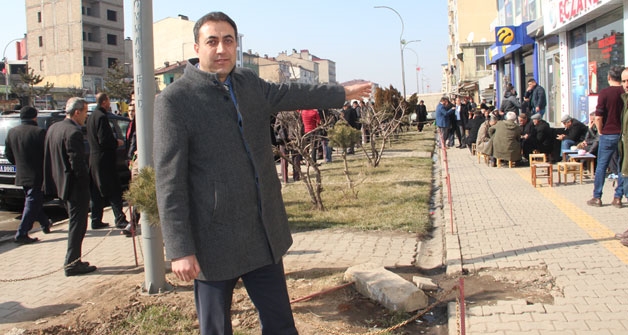 Güroymak’ta güzel havada sohbet ederek çay içmenin keyfini yaşıyorlar