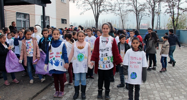 Güroymak’ta öğretmen ve öğrenciler çöp topladı