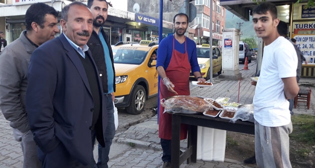 Güroymak'ta ramazan ayında çiğ köfteye rağbet arttı