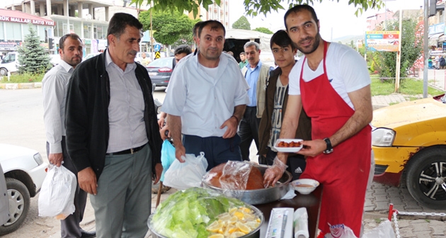 Güroymak'ta ramazan ayında çiğ köfteye rağbet arttı