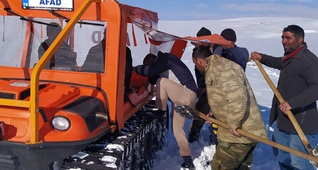 Güroymak'ta suyu kesilen köylüler su ararken mahsur kaldı