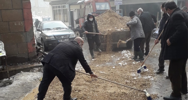 Güroymak'ta tahrip olan yollar onarılıyor