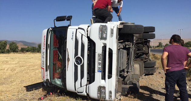 Güroymak’ta trafik kazası tır devrildi 1 yaralı
