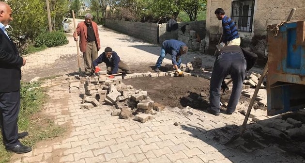 Güroymak'ta yol bakım ve onarım çalışmalarına başlandı